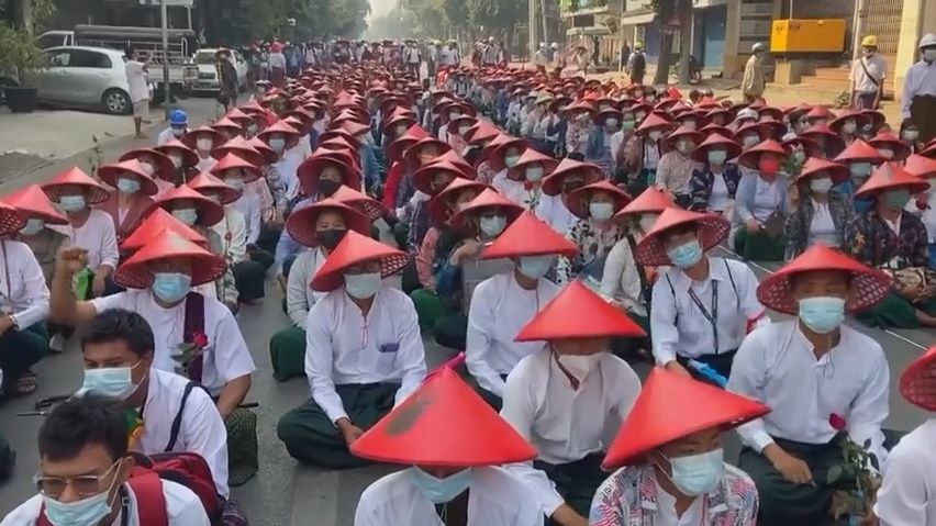 Video: Protesty v Barmě neutichají. Policejní násilí se stupňuje